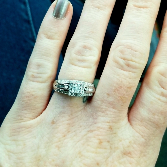 Engagement ring - Picture 2 of 4